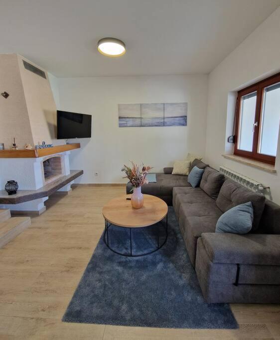 Villa Castanea - Kuca Za Odmor S Bazenom Kukci Eksteriør billede